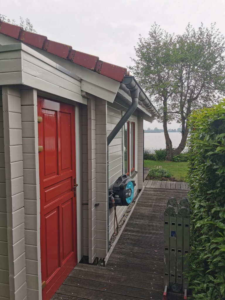 Schilderen en houtrot repareren van een vakantiehuisje - Reeuwijk